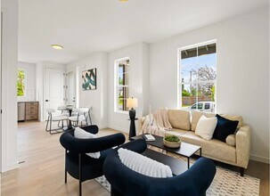 7090 N Leonard St in Portland, OR - Building Photo - Building Photo