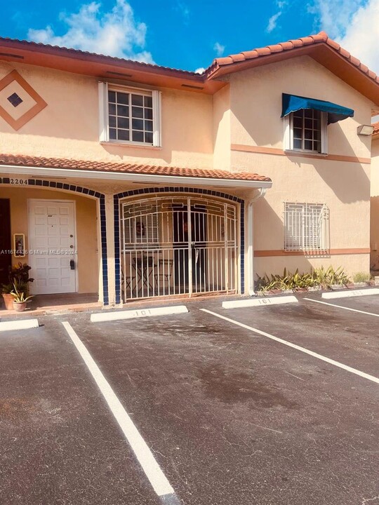 2204 W 74th St in Hialeah, FL - Building Photo