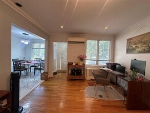 254-15 87th Ave in Queens, NY - Foto de edificio - Building Photo