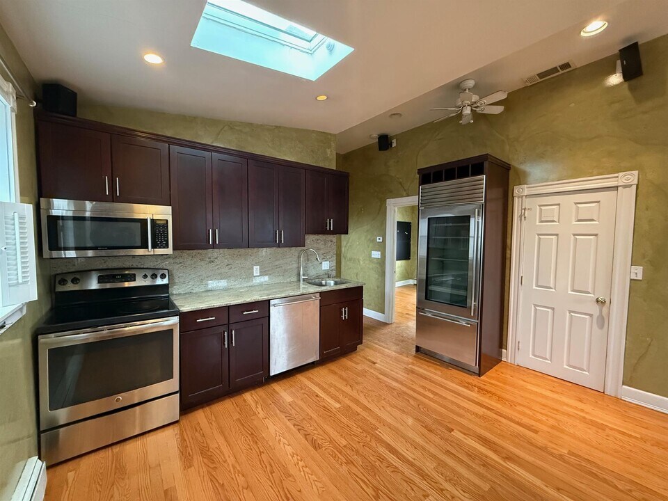 24 Ellington Rd, Unit 2 in Somerville, MA - Foto de edificio