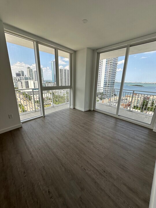 221 NE 19th St, Unit B2 in Miami, FL - Building Photo