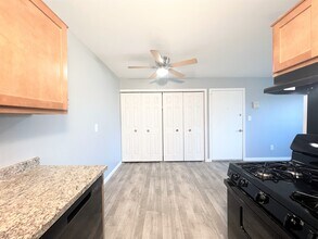 Trafalgar Square Apartments in Westland, MI - Foto de edificio - Building Photo