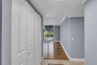 105 Lake Emerald Dr in Oakland Park, FL - Building Photo - Building Photo