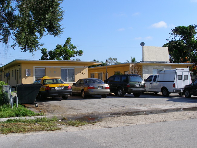 1245 NE 127th St in North Miami, FL - Foto de edificio - Building Photo