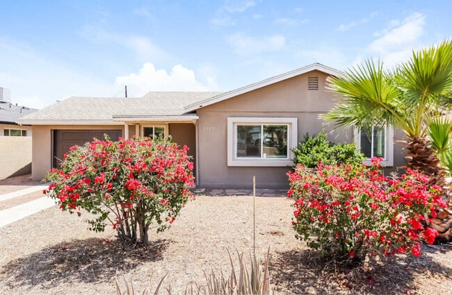 property at 1622 E Oak St