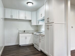7228 Haskell Ave in Van Nuys, CA - Foto de edificio - Building Photo