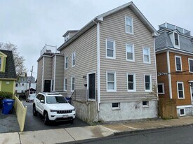 19 Howard St in Newport, RI - Building Photo