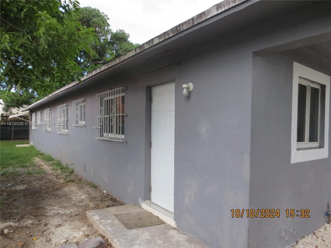 1141 NW 30th St in Miami, FL - Building Photo - Building Photo