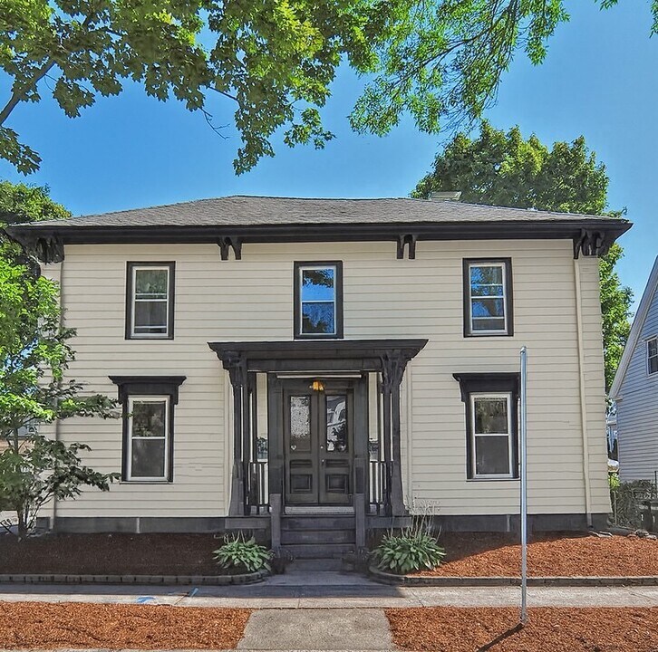 40 Avon St, Unit 2 in Wakefield, MA - Building Photo