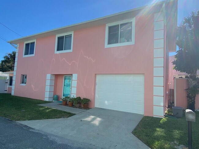 407 Esther St in New Smyrna Beach, FL - Building Photo - Building Photo