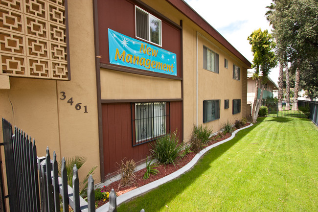 Cazador Court Apartments in Riverside, CA - Foto de edificio - Building Photo