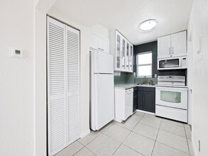 2238 Monroe St in Hollywood, FL - Building Photo - Building Photo