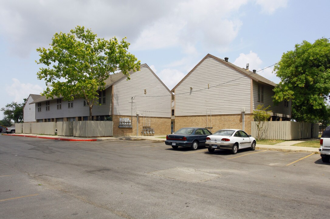 Riverside Apartments in San Antonio, TX - Building Photo