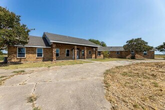 6200 N Interstate 45 Service Rd in Ennis, TX - Foto de edificio - Building Photo