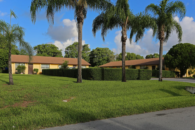 3911-3919 Wisconsin St in Lake Worth, FL - Foto de edificio - Building Photo