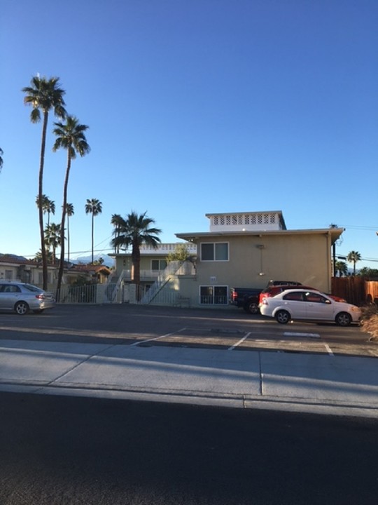 Kings Manor in Cathedral City, CA - Foto de edificio