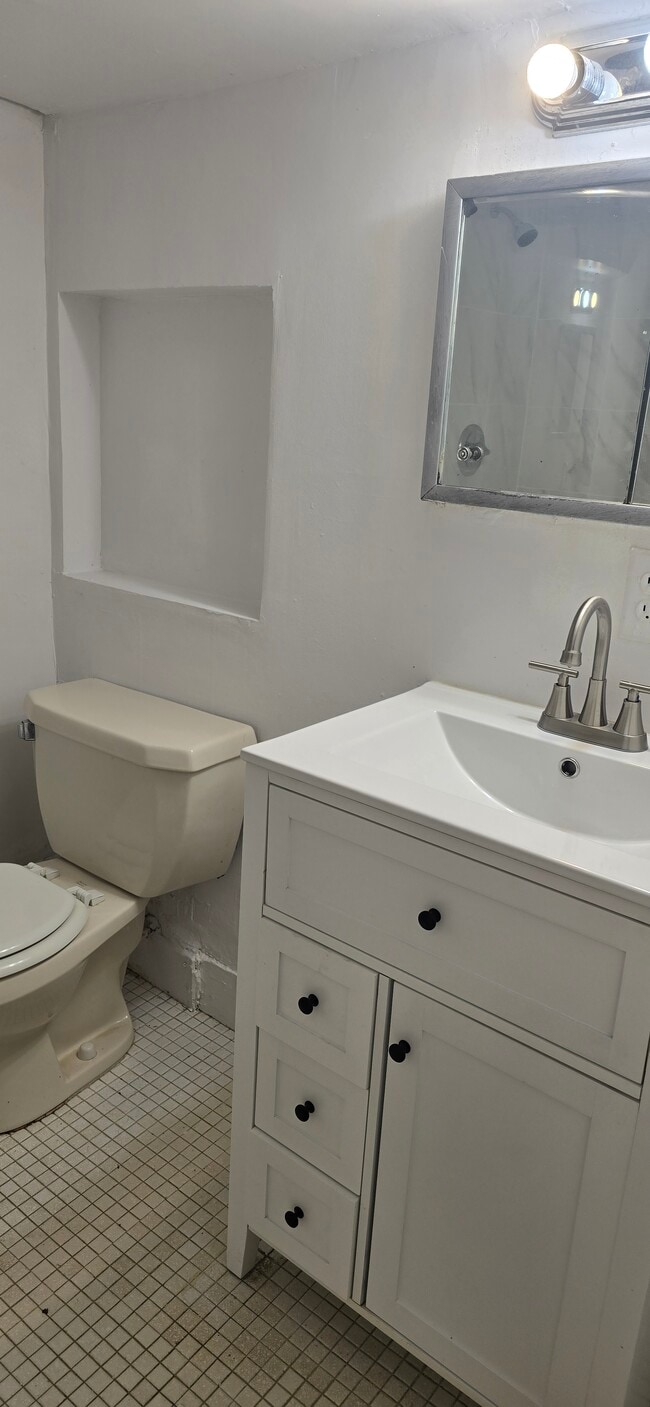 68 Hendrickson Ave, Unit Lower level Garden Apt in Valley Stream, NY - Foto de edificio - Building Photo