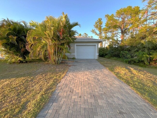 350 Justice Ave in Lehigh Acres, FL - Building Photo - Building Photo