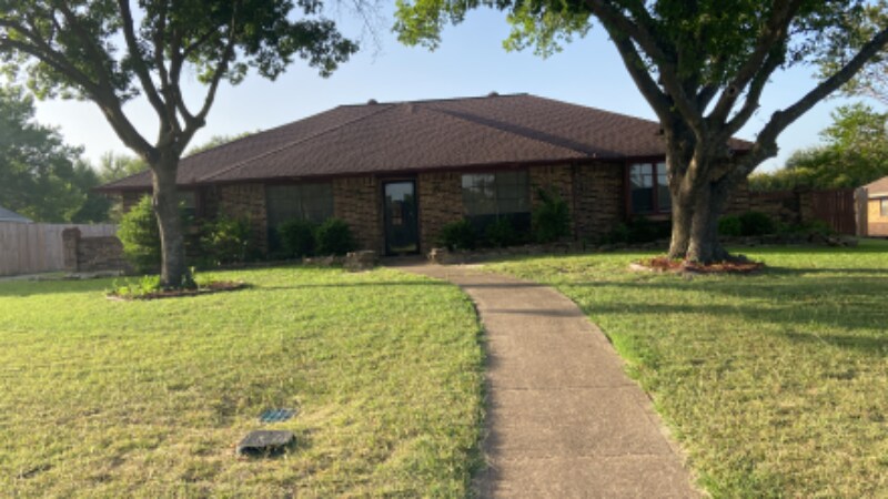1201 Post Oak Ln in Desoto, TX - Foto de edificio