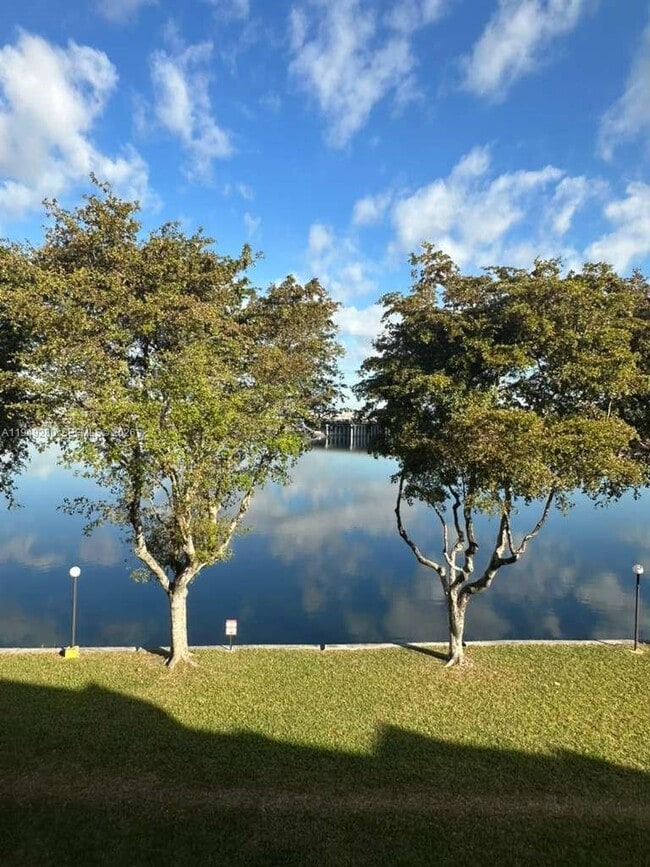 4803 NW 7th St in Miami, FL - Foto de edificio - Building Photo