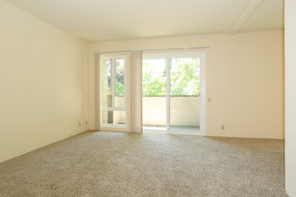 Marconi Oaks in Sacramento, CA - Building Photo - Interior Photo