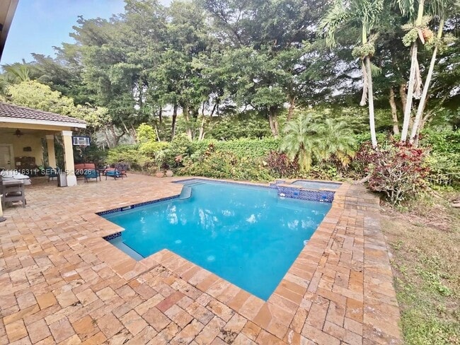 2019 Harbor View Cir in Weston, FL - Foto de edificio - Building Photo