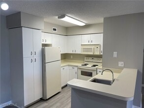 13555 Eagle Ridge Dr in Ft. Myers, FL - Building Photo - Building Photo