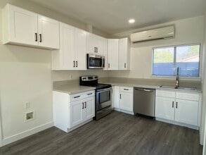 1412 W Roseburg Ave, Unit B in Modesto, CA - Building Photo - Building Photo