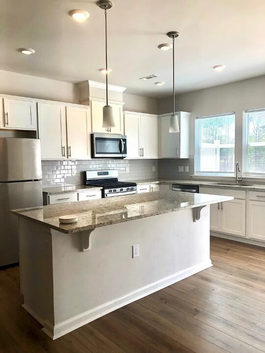 805 Falls Grove Trl in High Point, NC - Building Photo