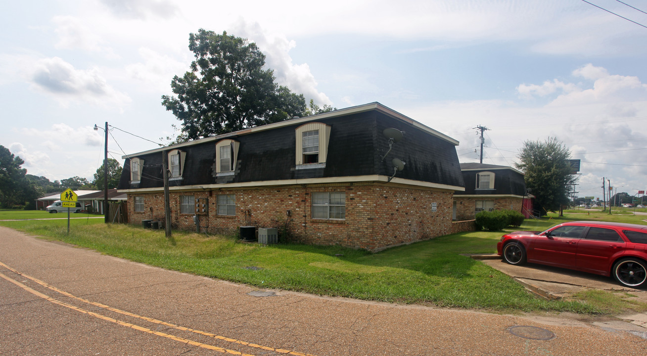 2610 NE Frontage Rd in Lafayette, LA - Building Photo