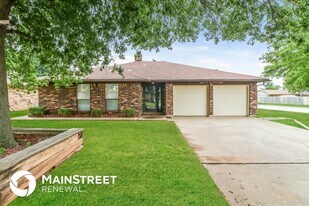 100 N Eastgate Dr in Yukon, OK - Building Photo