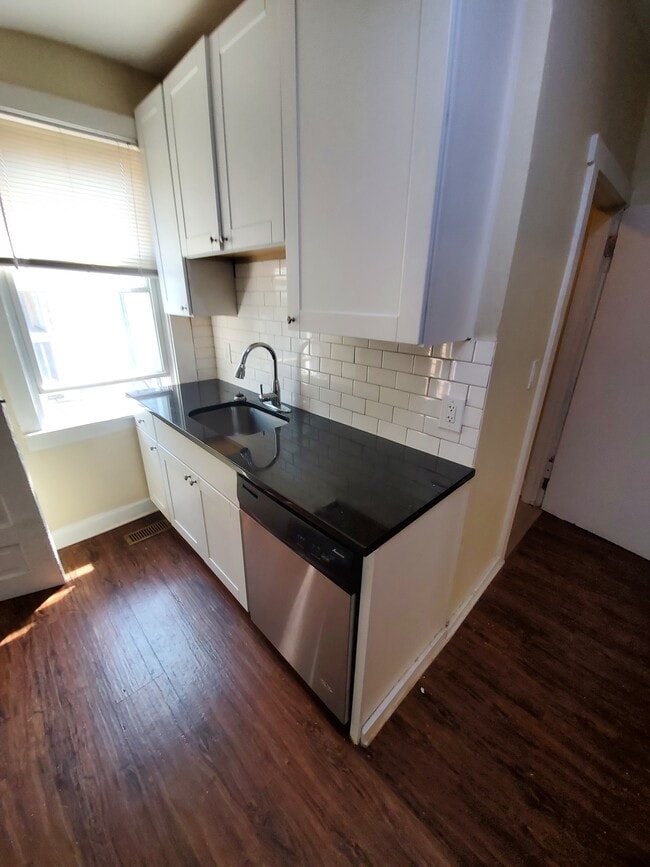 1122 W 18th Pl, Unit 3
