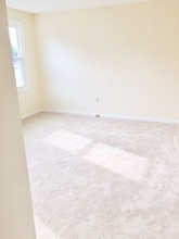 136 Riviera Dr in Agawam, MA - Foto de edificio - Building Photo
