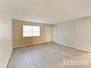 8605 Lighthorse Dr in Indianapolis, IN - Building Photo - Building Photo