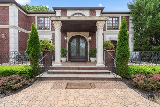 13 Valley Forge Rd in Eatontown, NJ - Building Photo - Building Photo