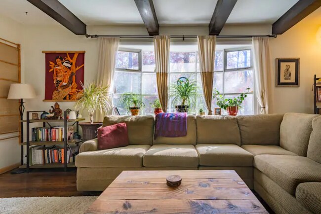 22 Whitney Dr in Woodstock, NY - Building Photo - Building Photo