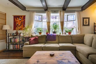 22 Whitney Dr in Woodstock, NY - Building Photo - Building Photo