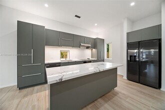 3437 NW 9th Ct-Unit -3437 in Miami, FL - Foto de edificio - Building Photo