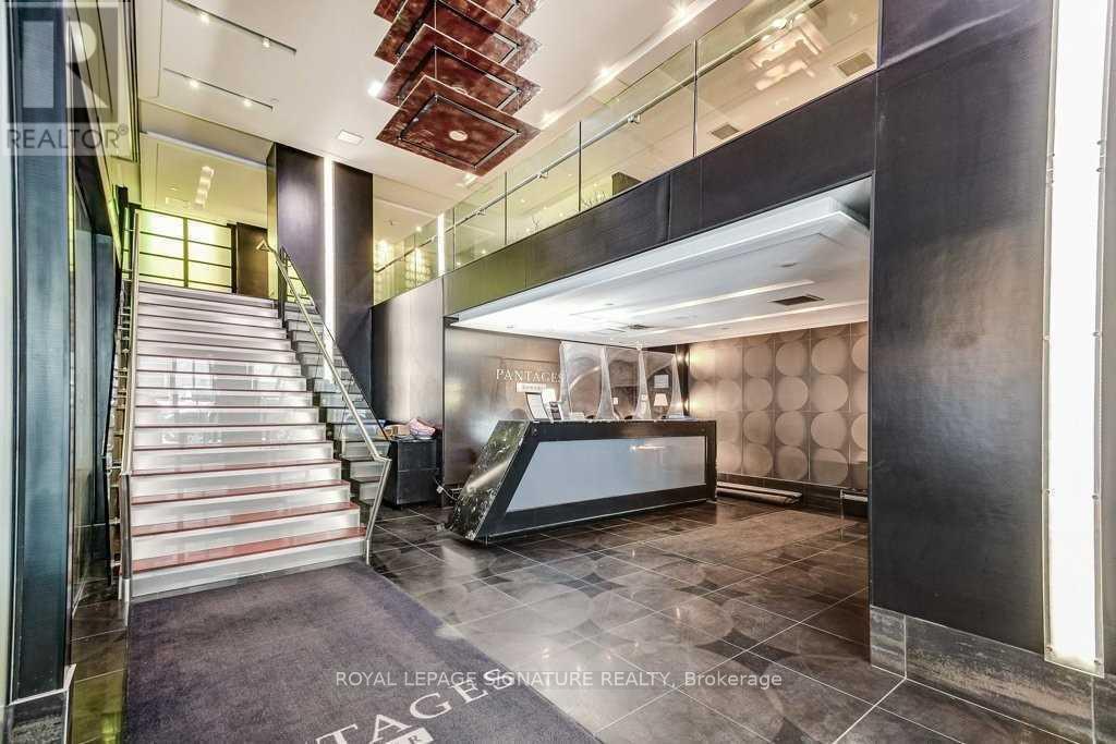 210-P210 Victoria St in Toronto, ON - Building Photo