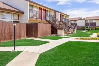 Cedarwood Apartments in Bakersfield, CA - Building Photo - Building Photo