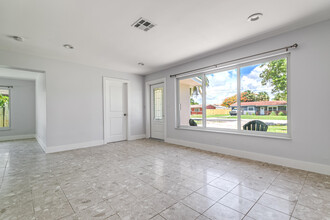 242 SW 9th St in Pompano Beach, FL - Building Photo - Building Photo