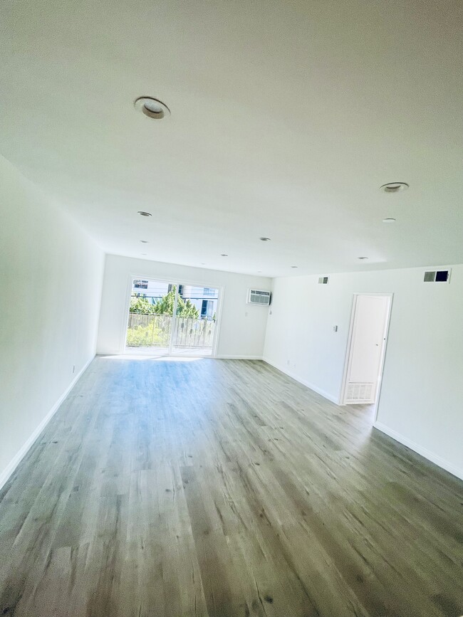 909 Palm Ave