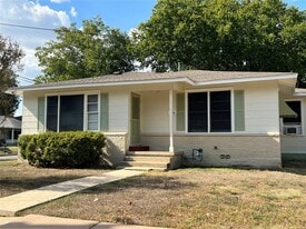 606 W 11th St in Taylor, TX - Building Photo