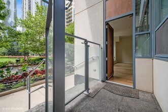 201 N Westshore Dr in Chicago, IL - Building Photo - Building Photo