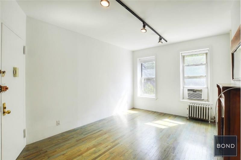 313 W 17th St-Unit -#2E in New York, NY - Building Photo