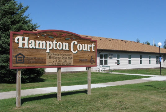 Hampton Court Apartments in International Falls, MN - Foto de edificio