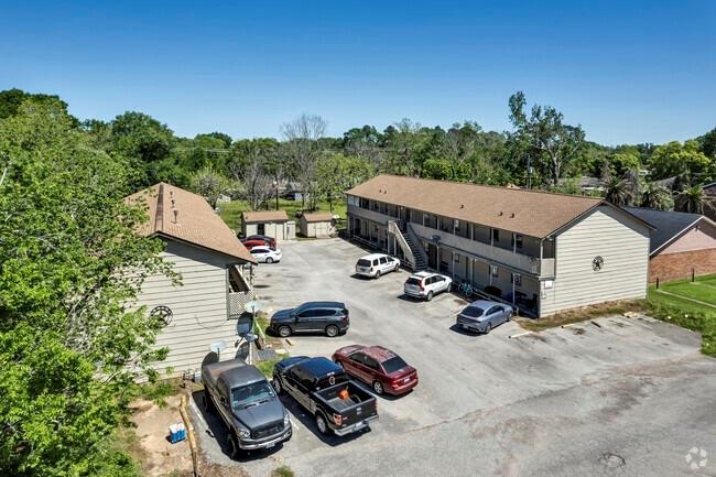 201 Sands St in Angleton, TX - Building Photo