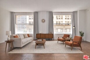 215 W 7th St in Los Angeles, CA - Building Photo