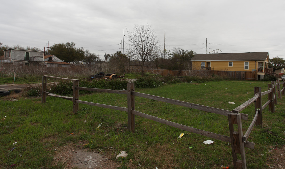 2401 S Johnson St in New Orleans, LA - Foto de edificio