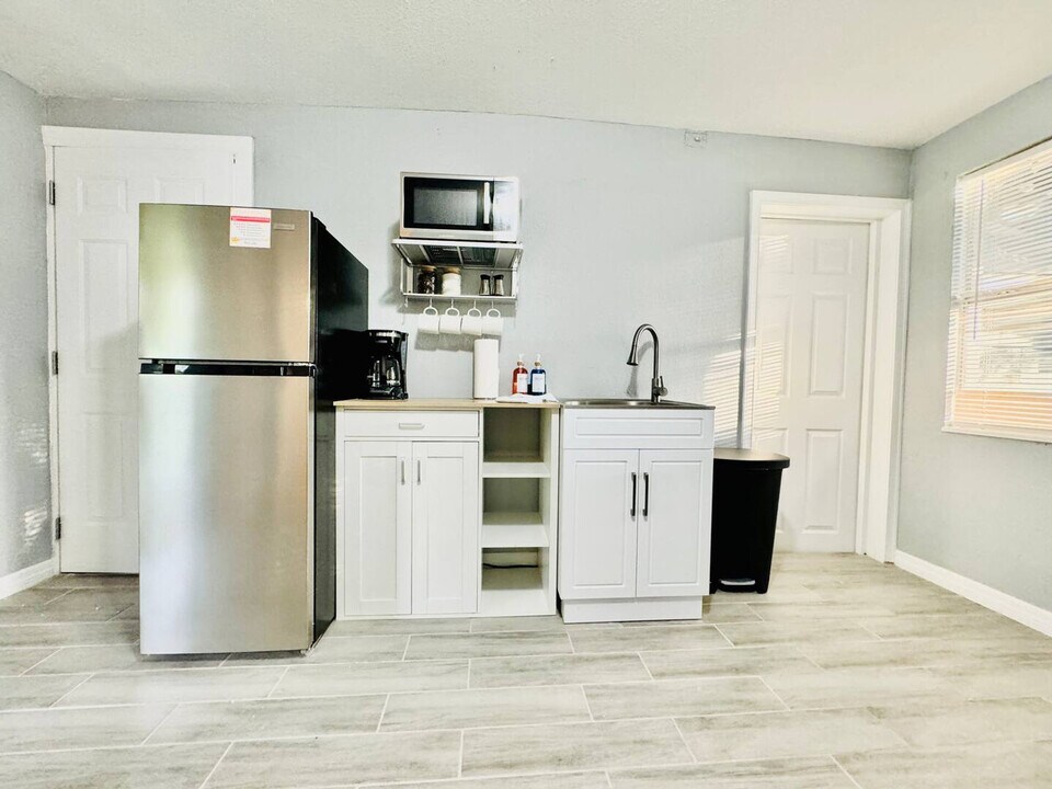 2402 Kiwanis Ave in Lakeland, FL - Building Photo